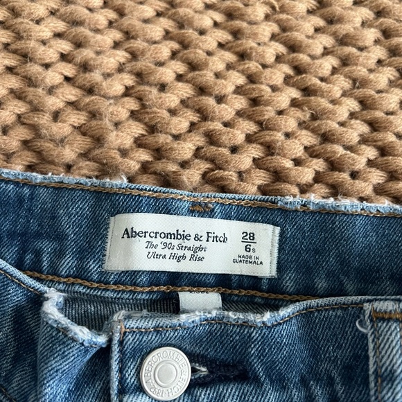Abercrombie & Fitch Cropped Straight Leg Jean - Picture 2 of 3